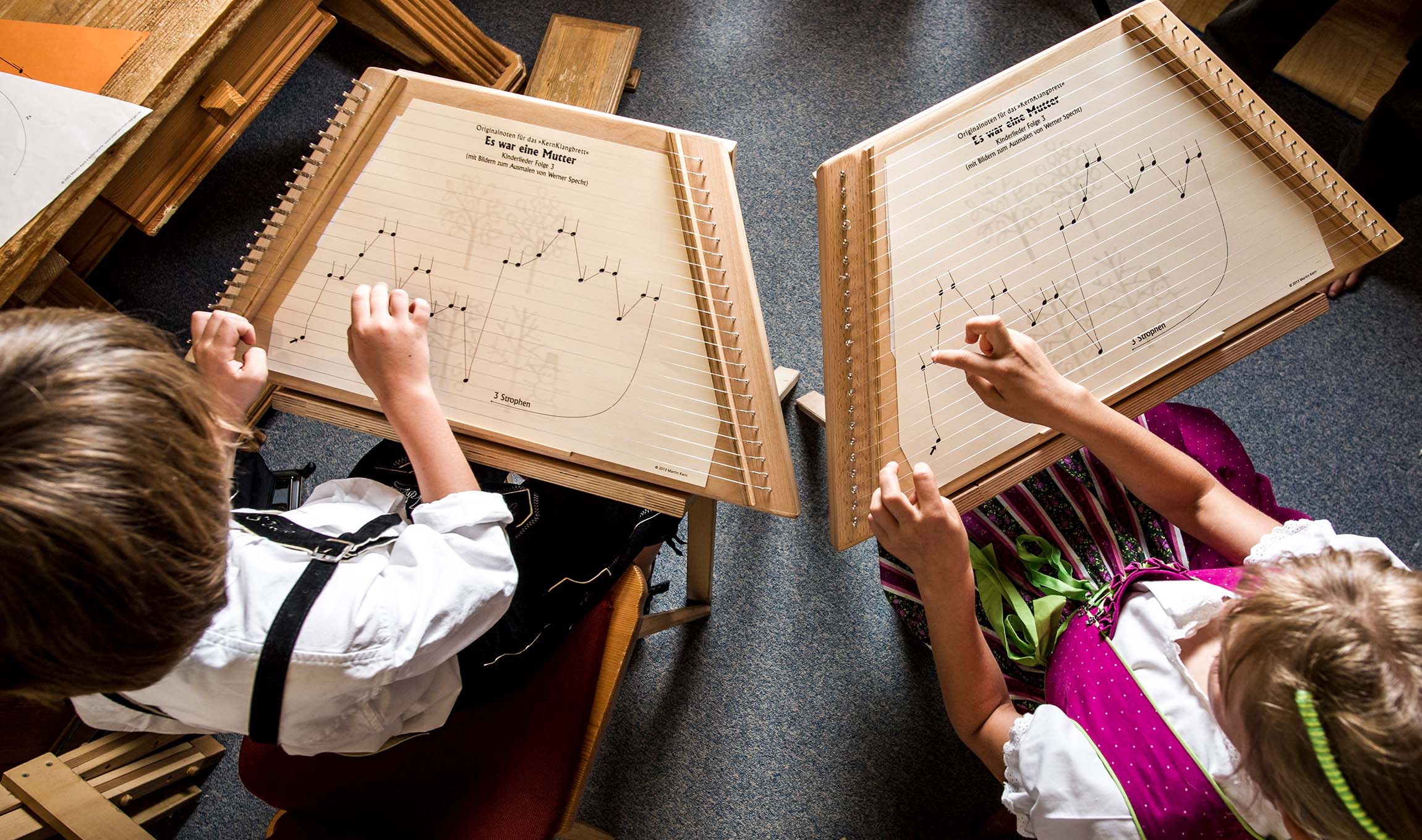 Zwei Kinder spielen KernKlangbrett