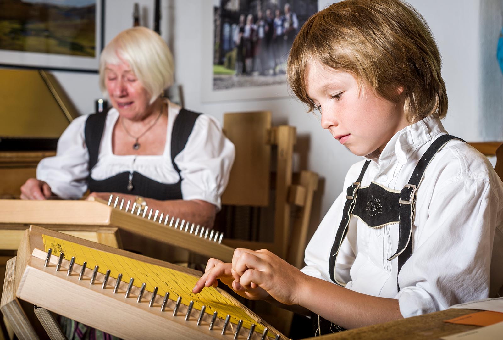 Jung und Alt musizieren zusammen am KernKlangbrett mit schnellem Erfolgserlebnis